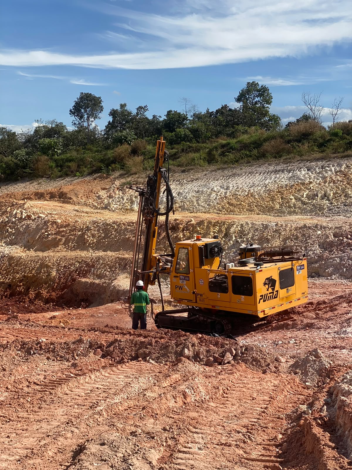 Equipe técnica da JAG Consultoria em campo, operação de perfuratriz em obra de infraestrutura